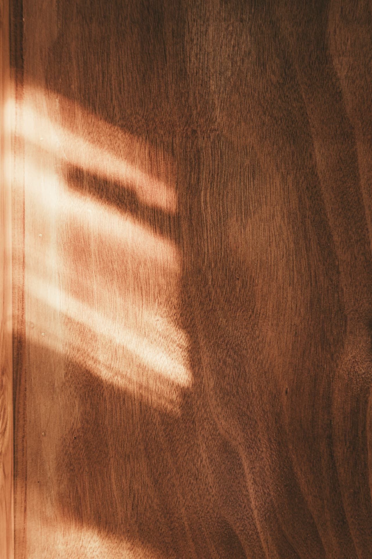 Scrivania in legno con strumenti di lavoro