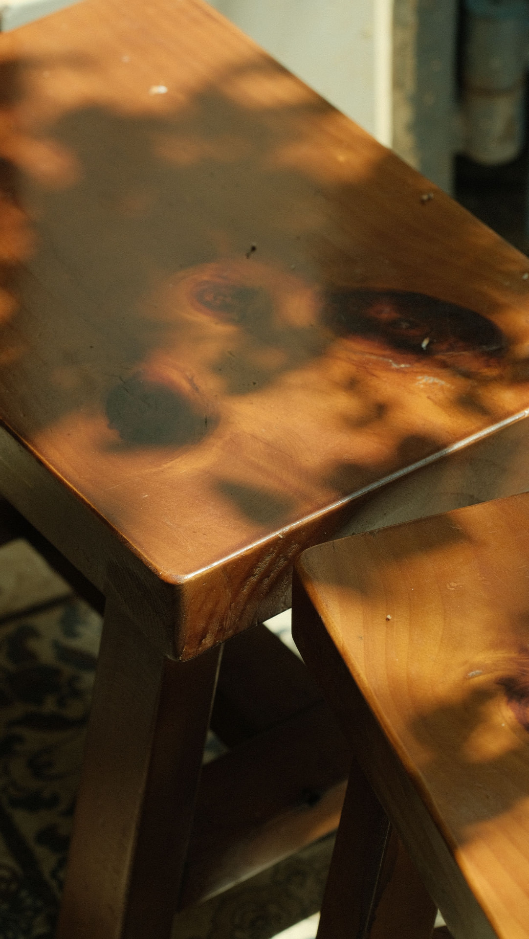 Ambiente con arredi in legno trattato