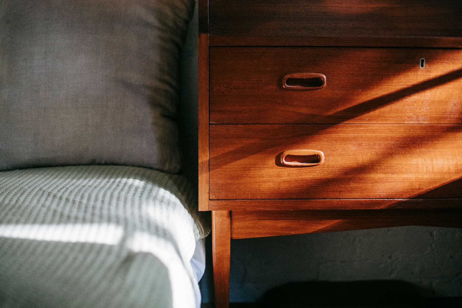 Mobile in legno scuro attraversato dalla luce del sole