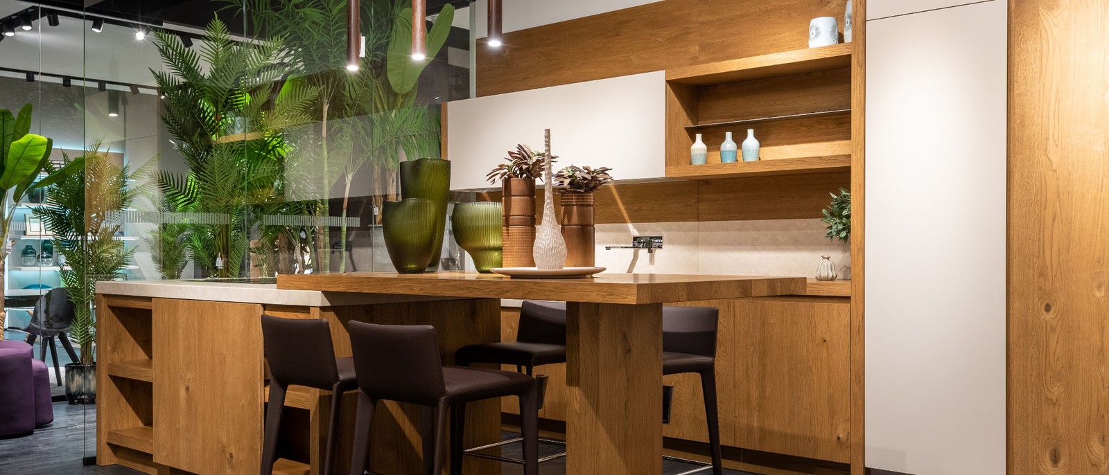Cucina contemporanea in rovere con tavolo, mobile sottostante e parete attrezzata in legno