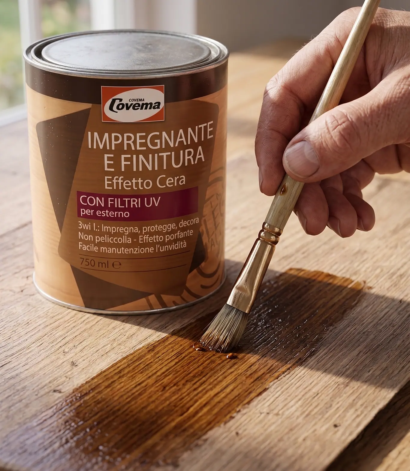 Die Dose Impregnante e Finitura Effetto Cera mit UV-Filtern, daneben eine Hand, die das Produkt mit dem Pinsel auf ein Brett aufträgt