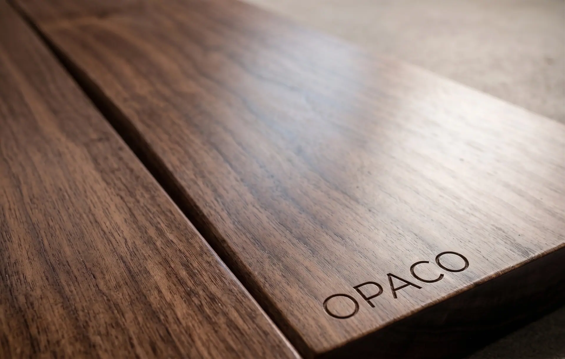 Primo piano della tavola con finitura opaca, con la dicitura OPACO stampata dentro l'immagine